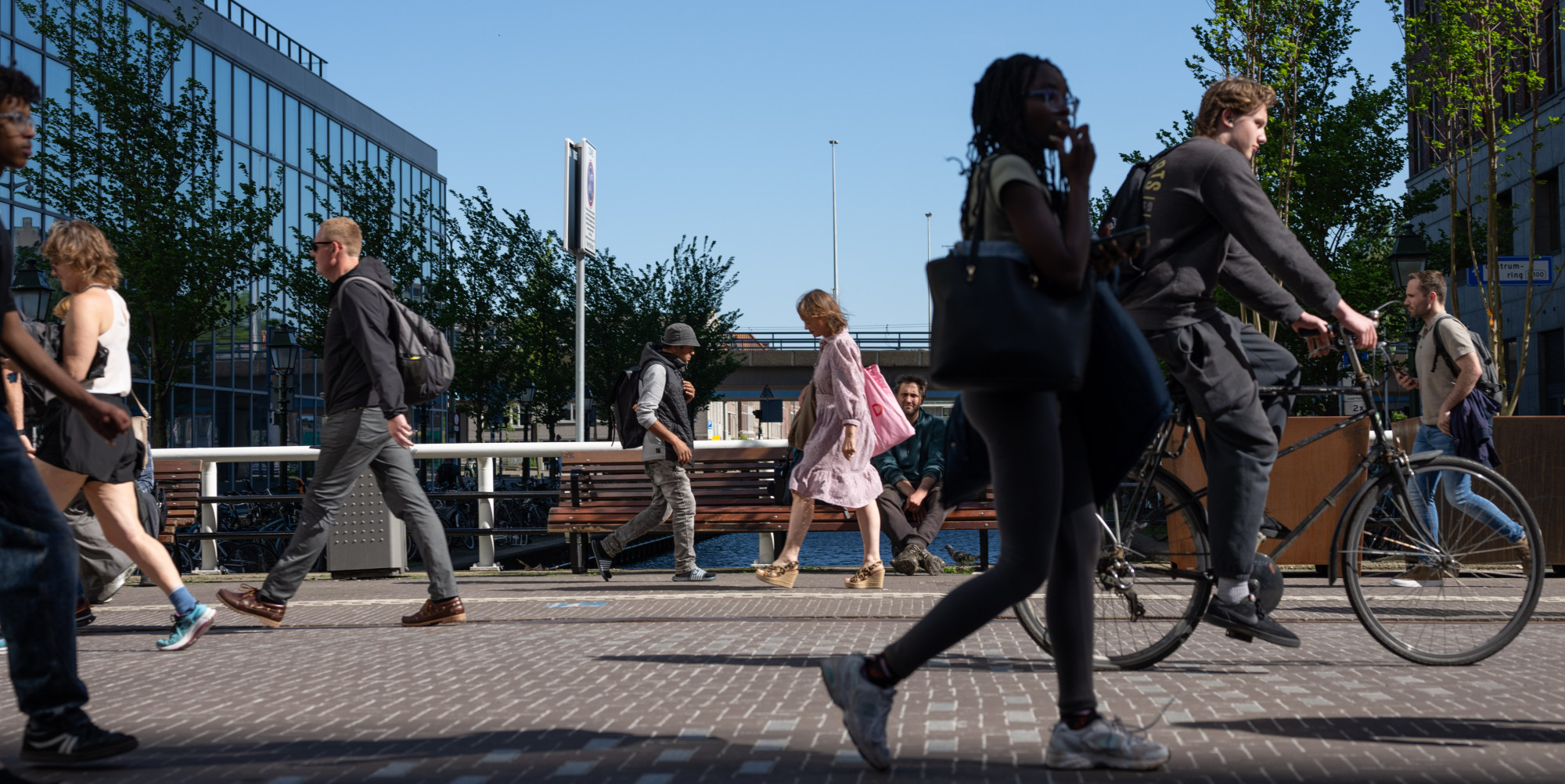 Lopende mensen op straat in Den Haag